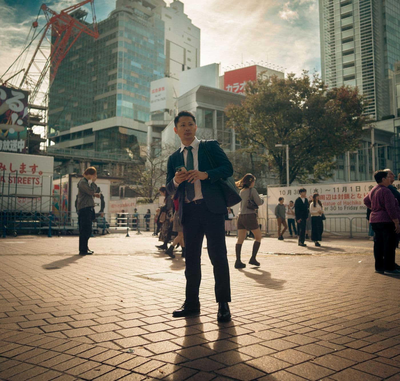 自信を持って渋谷の街に立つ男性