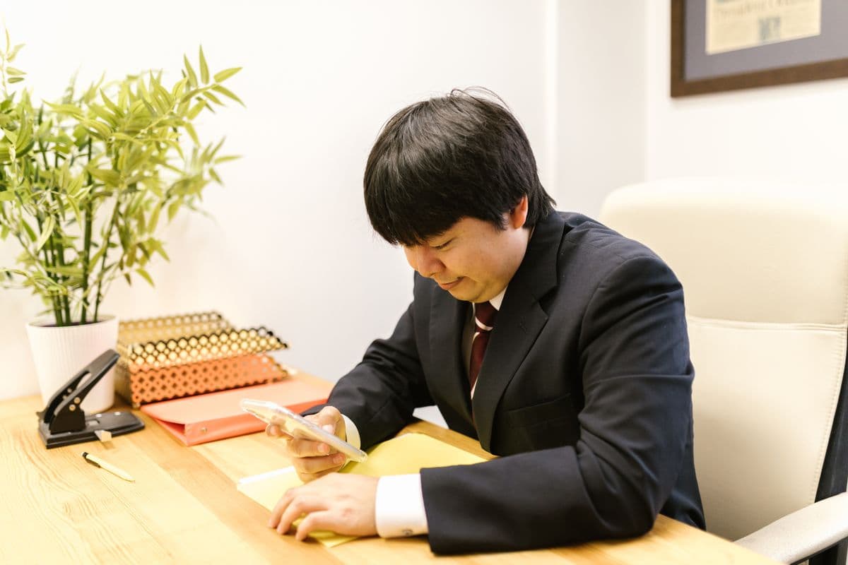 ミッションに取り組む男性