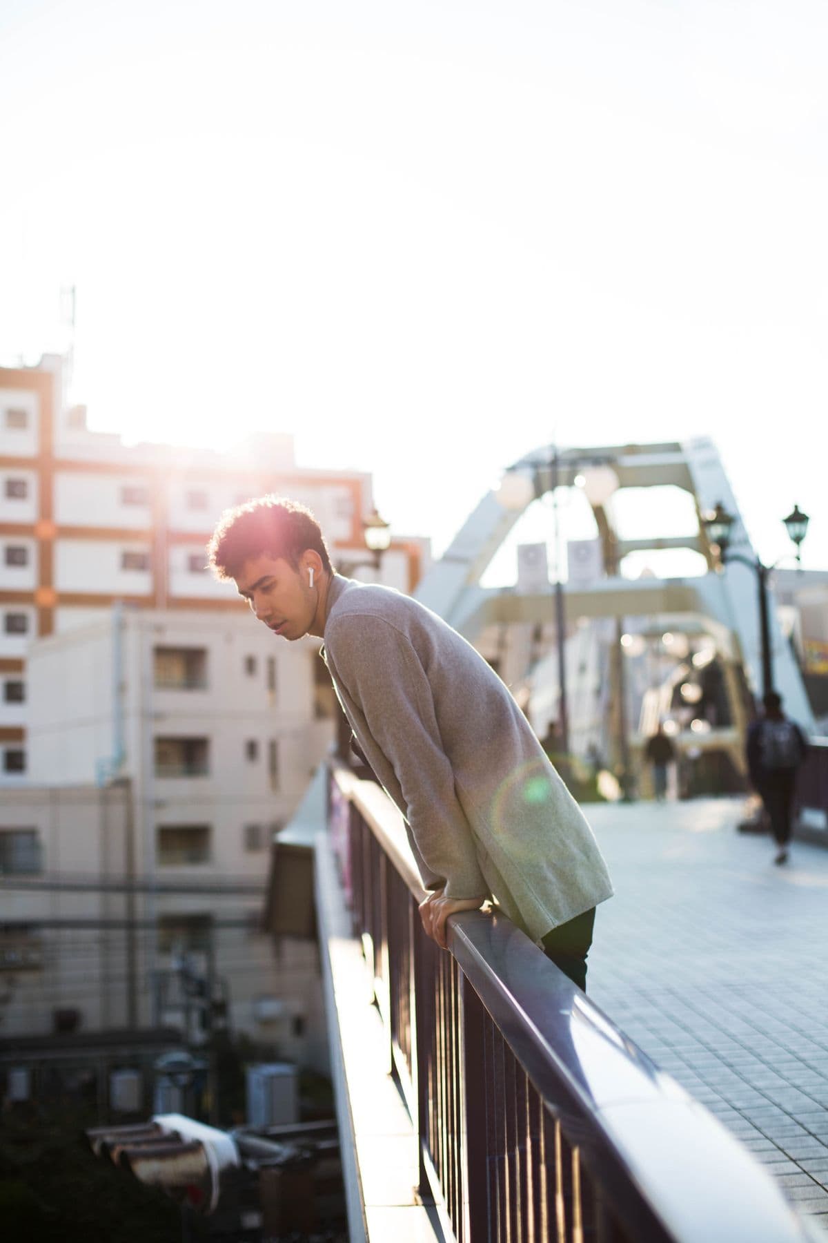 朝の光の中で外を眺める男性